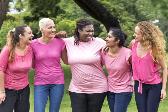 乳腺癌幸存者坚强地站在一起