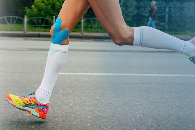 在西伯利亚国际马拉松比赛中，膝盖上的蓝色运动机能胶带