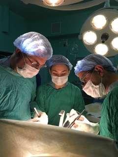 三个医生在给一个病人做手术