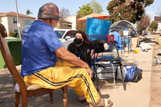 卫生保健提供者在帐篷营地治疗无家可归的人